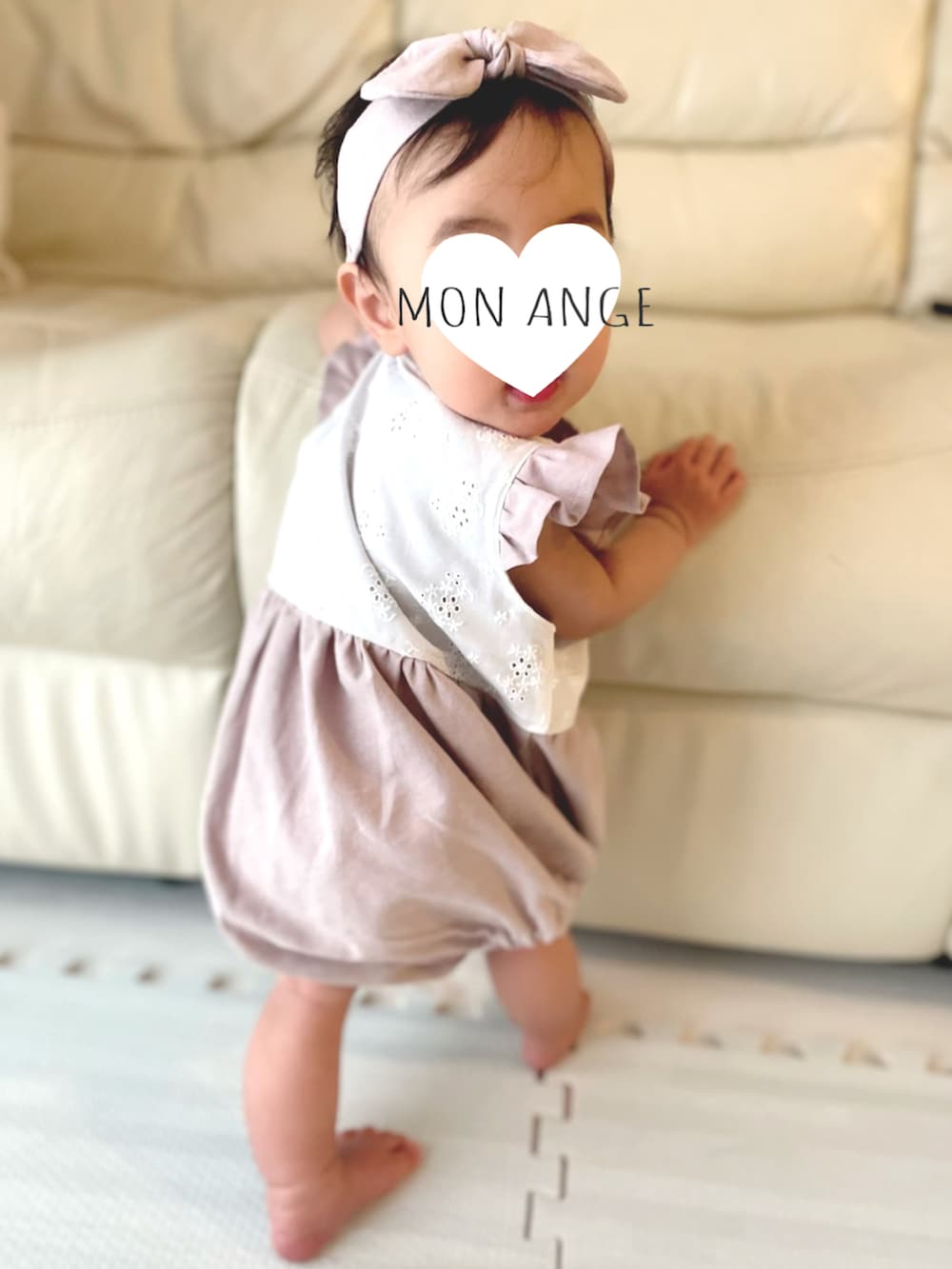 ピンク系のオールインワン・サロペット、ピンク系のヘアバンドを着用したキッズの秋コーディネートの3枚目の写真