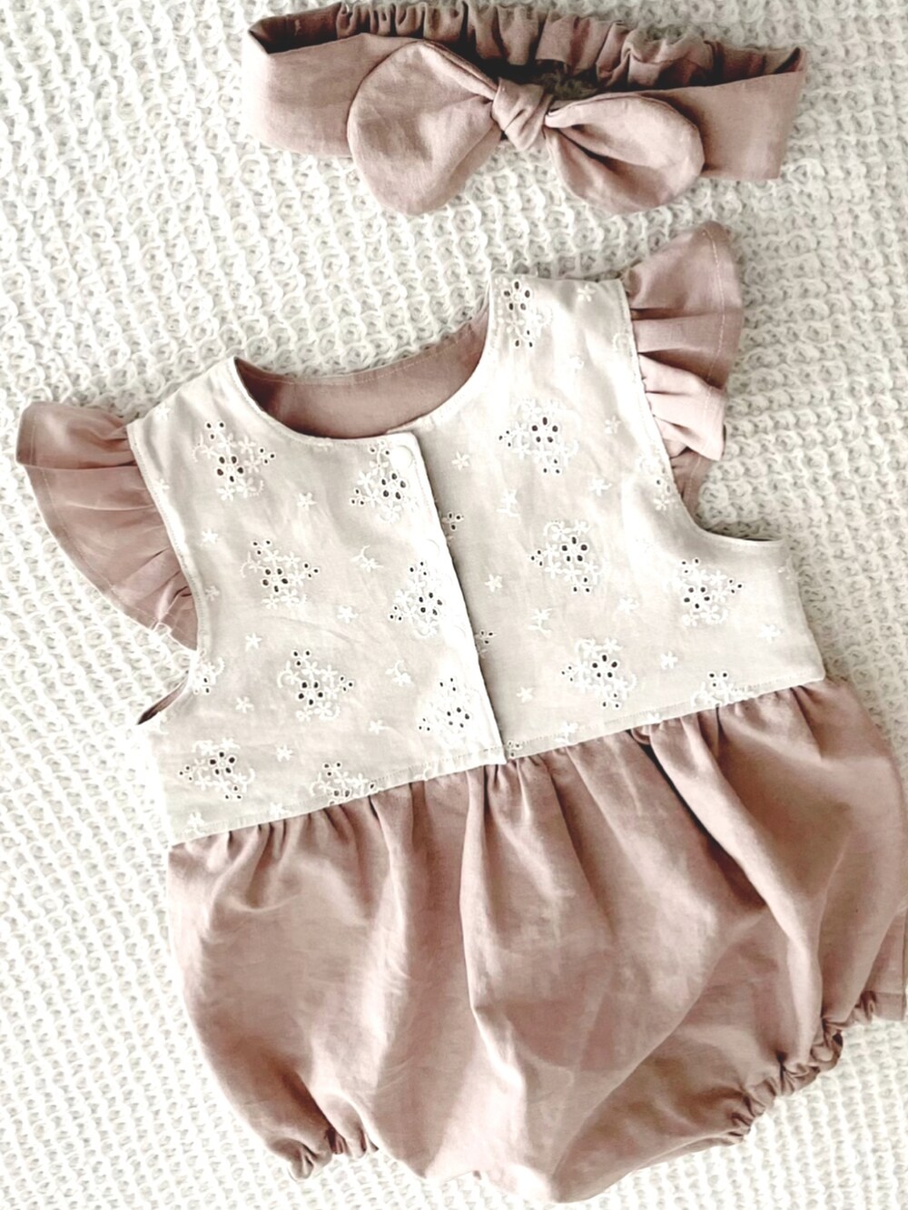 ピンク系のオールインワン・サロペット、ピンク系のヘアバンドを着用したキッズの秋コーディネートの4枚目の写真