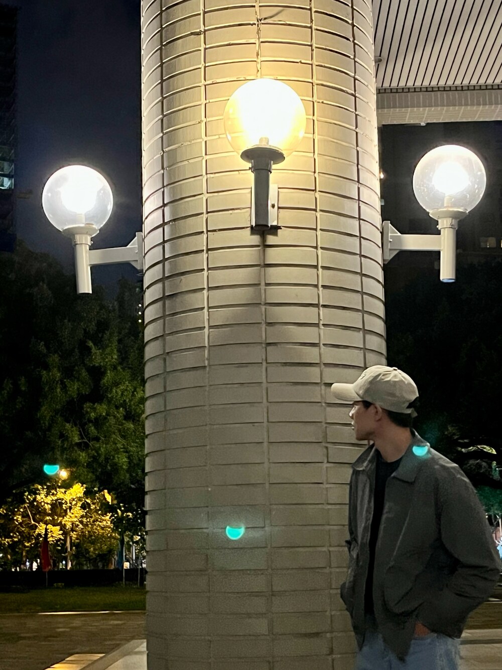 ブルー系のデニムパンツ、ブラック系のスニーカー、ブラック系のTシャツ/カットソーを着用したメンズの秋コーディネートの2枚目の写真
