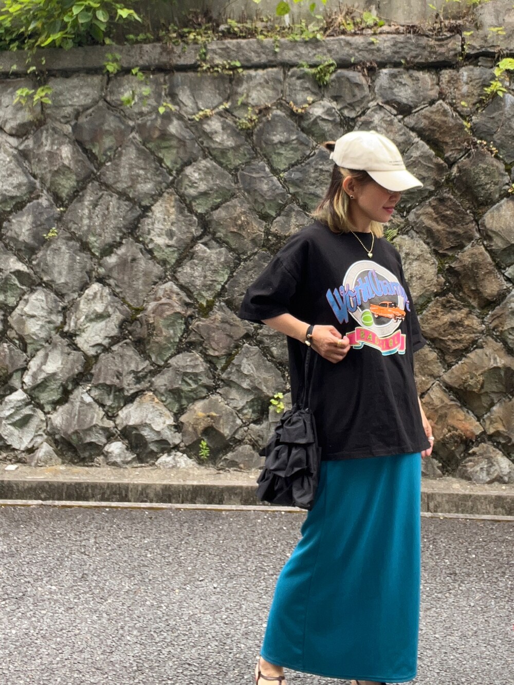 ブラック系のTシャツ/カットソー、ブラック系のバッグ、ブラウン系のサンダルを着用したレディースの夏コーディネートの2枚目の写真