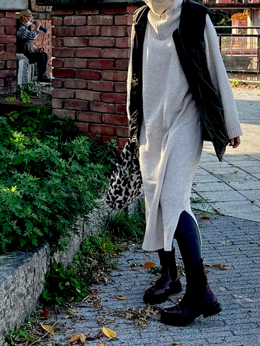 ベージュ系のワンピース、グレー系のスウェット、ベージュ系のトートバッグを着用したレディースの秋コーディネートの3枚目の写真