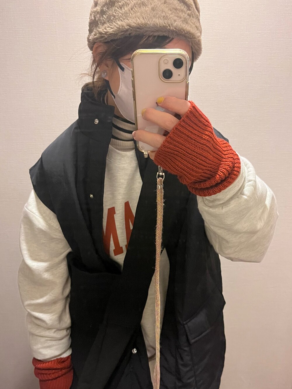 グレー系のスウェット、ブラック系のショルダーバッグ、その他のニット/セーターを着用したレディースの冬コーディネートの2枚目の写真