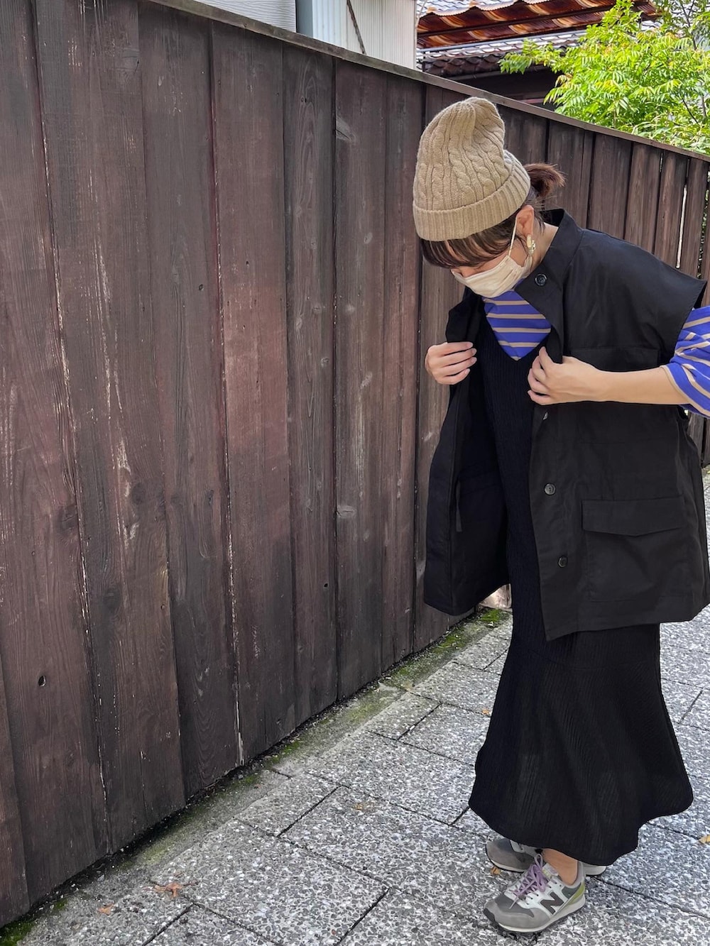 パープル系のスニーカー、ブルー系のTシャツ/カットソー、ゴールド系のショルダーバッグを着用したレディースの秋コーディネートの2枚目の写真