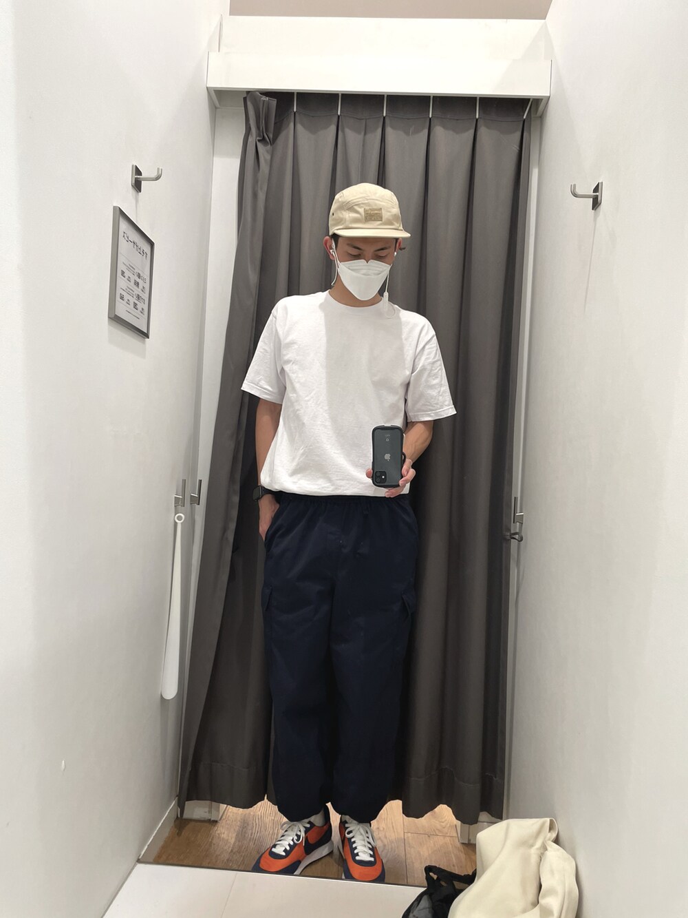 ホワイト系のTシャツ/カットソー、ブラック系のカーゴパンツ、オレンジ系のスニーカーを着用したメンズの夏コーディネートの2枚目の写真