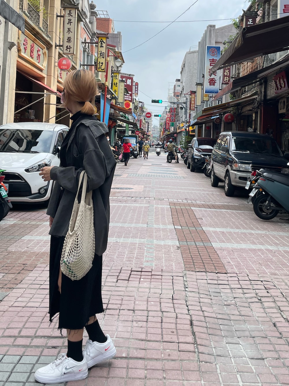 「MUJI Laboのアイテム（ハンドバッグ、ベージュ系）」を使った、エマさん（レディース・161cm）の夏コーディネートの3枚目の写真
