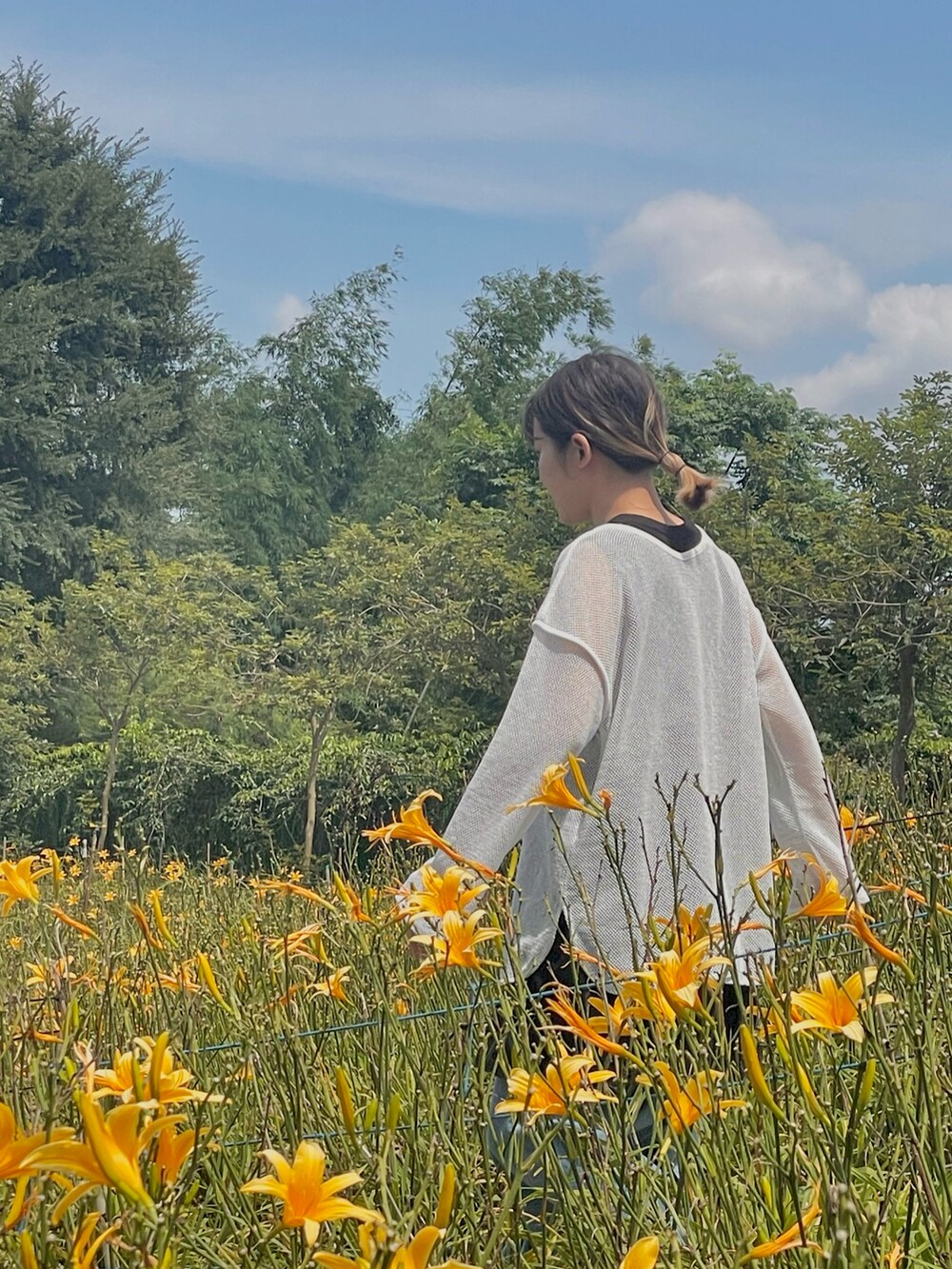 「このスタイルがお気に入り、休日スタイル、夏服コーデ、大人コーデ」｜「GUのアイテム（その他アウター、ホワイト系）」を使った、エマさん（レディース・161cm）の夏コーディネートの2枚目の写真