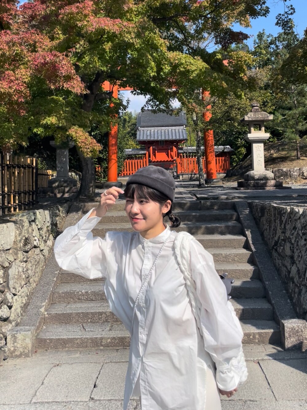 「秋服コーデ、大人かわいい」｜「SENSE OF PLACE by URBAN RESEARCHのカラーコクーンスリーブシャツ（シャツ/ブラウス、ホワイト系）」を使った、エマさん（レディース・161cm）の秋コーディネートの2枚目の写真