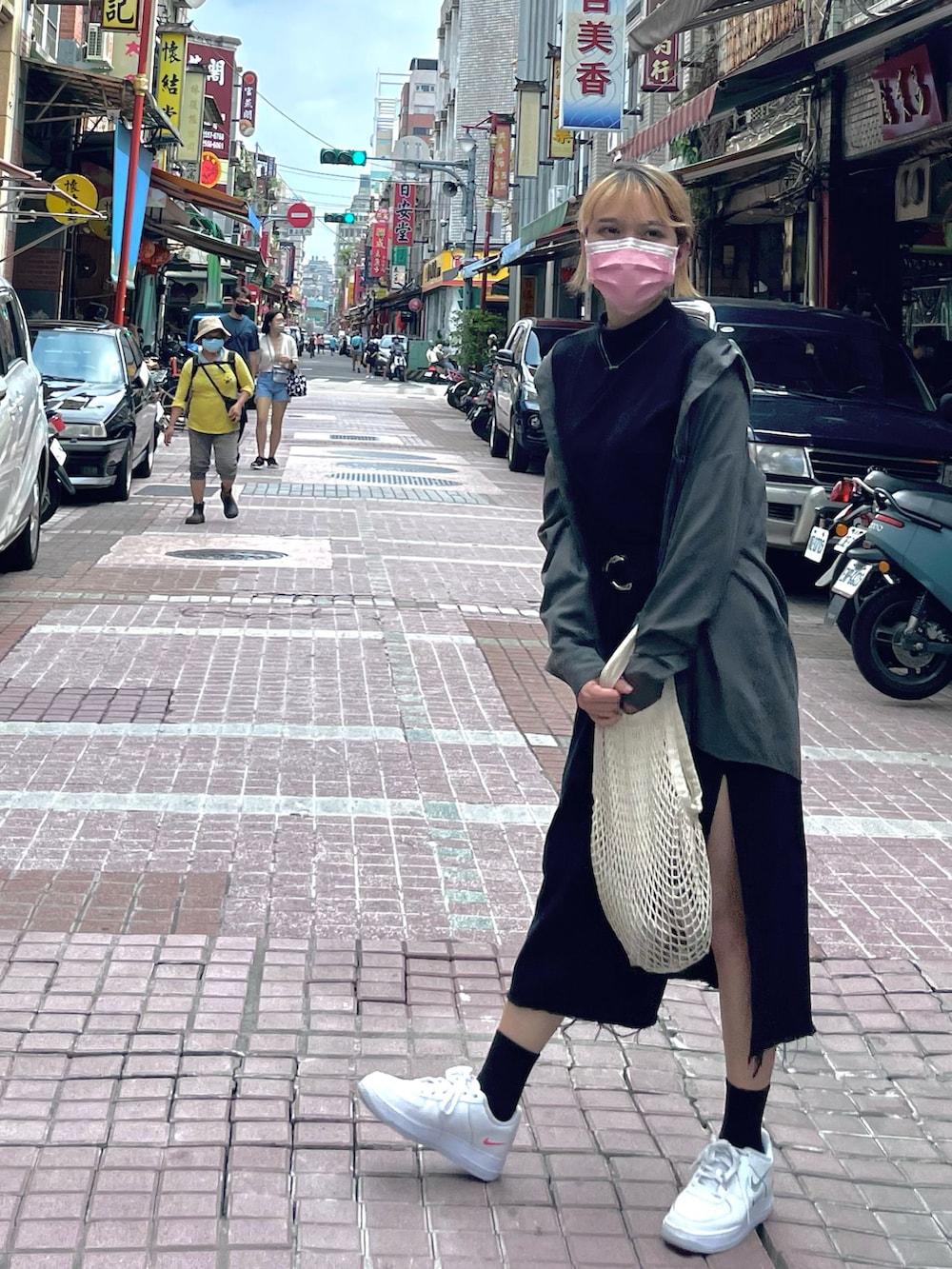 「MUJI Laboのアイテム（ハンドバッグ、ベージュ系）」を使った、エマさん（レディース・161cm）の夏コーディネートの2枚目の写真
