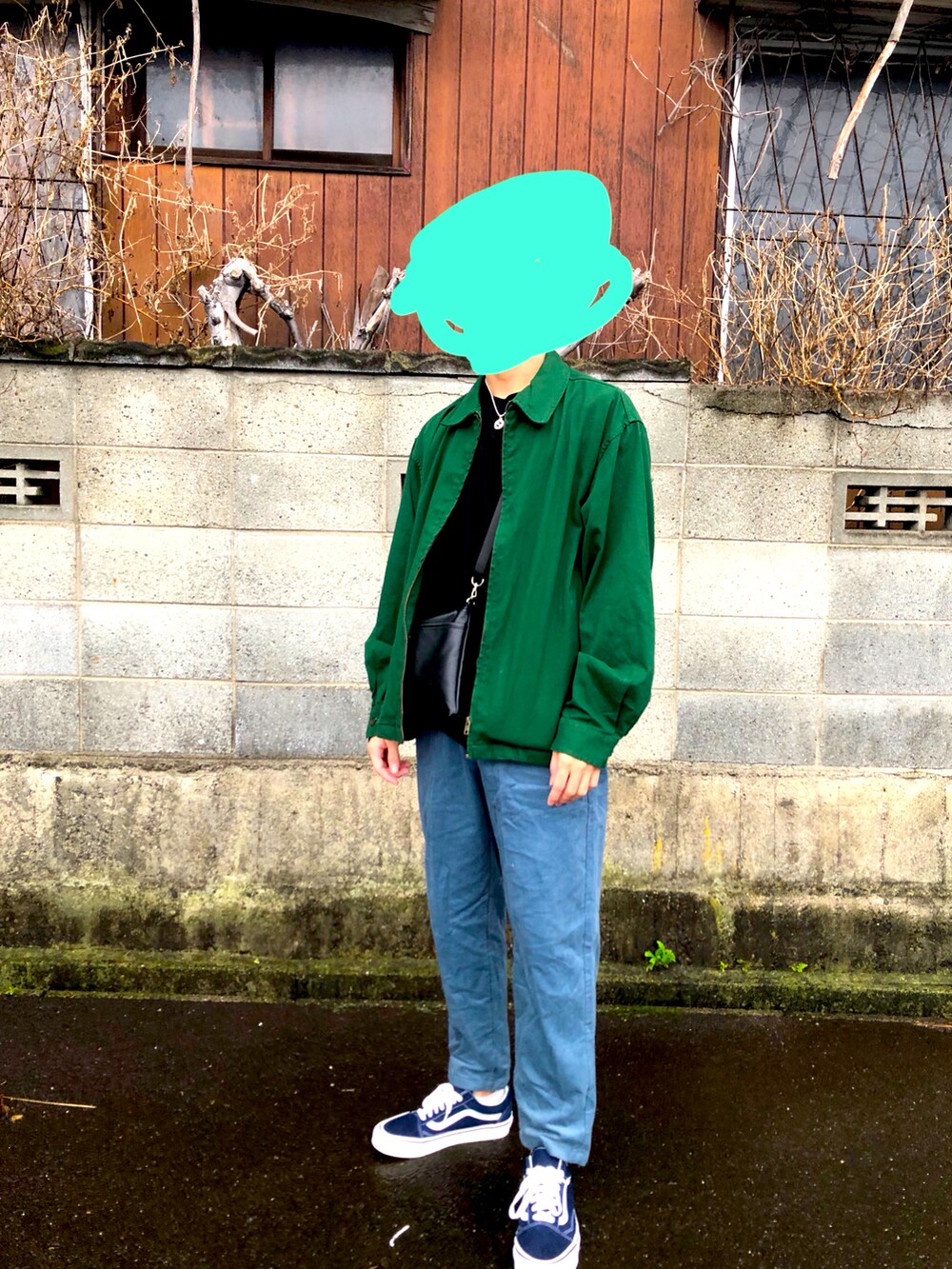 ブルー系のスニーカー、ブルー系のその他パンツ、グリーン系のジャケット/アウターを着用したメンズの秋コーディネートの2枚目の写真