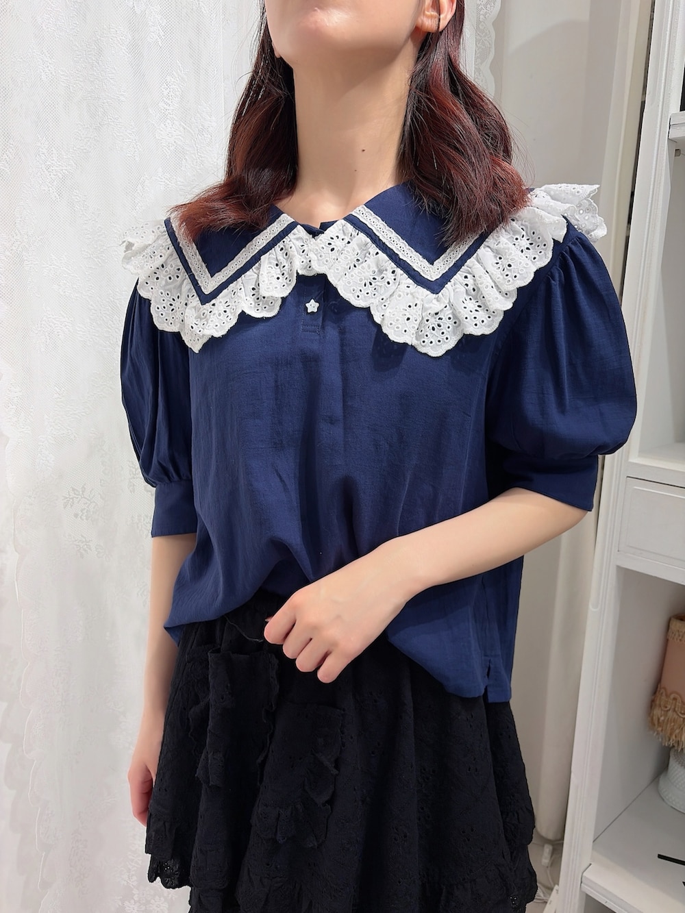 ブルー系のシャツ/ブラウス、ブラック系のスカート、ブラック系のその他パンツを着用したレディースの春コーディネートの5枚目の写真