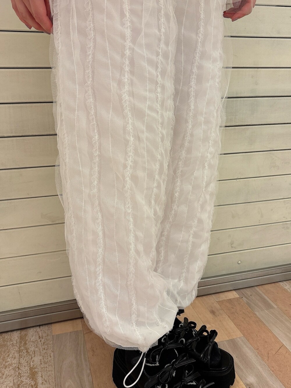 ホワイト系のTシャツ/カットソー、ホワイト系のTシャツ/カットソー、ホワイト系のカーゴパンツを着用したレディースの夏コーディネートの6枚目の写真