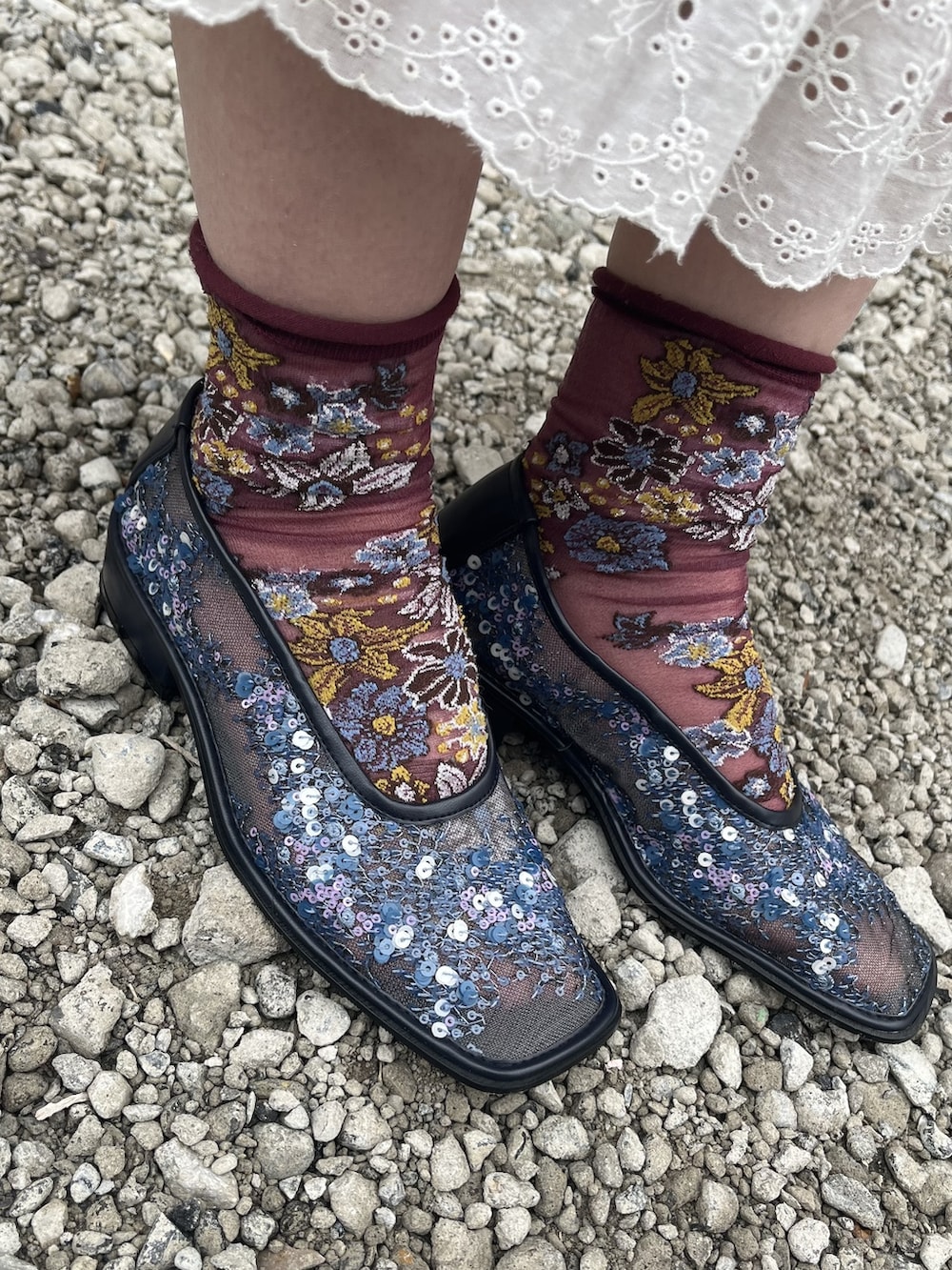 パープル系のTシャツ/カットソー、ブルー系のカーディガン/ボレロ、ホワイト系のワンピースを着用したレディースの冬コーディネートの3枚目の写真