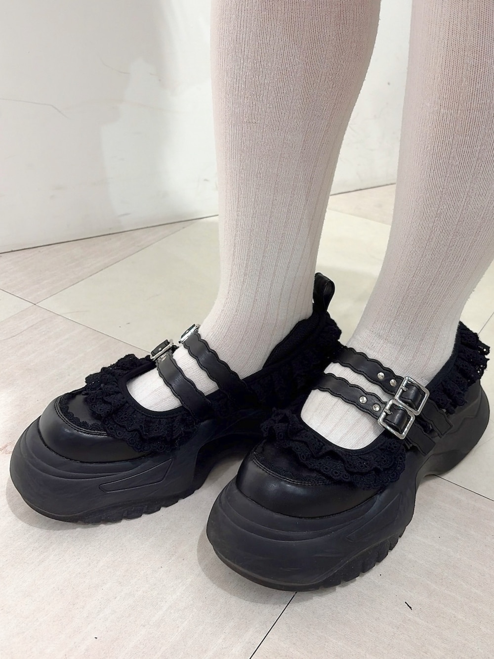 グレー系のその他アウター、グレー系のスカート、ブラック系のスニーカーを着用したレディースの秋コーディネートの8枚目の写真