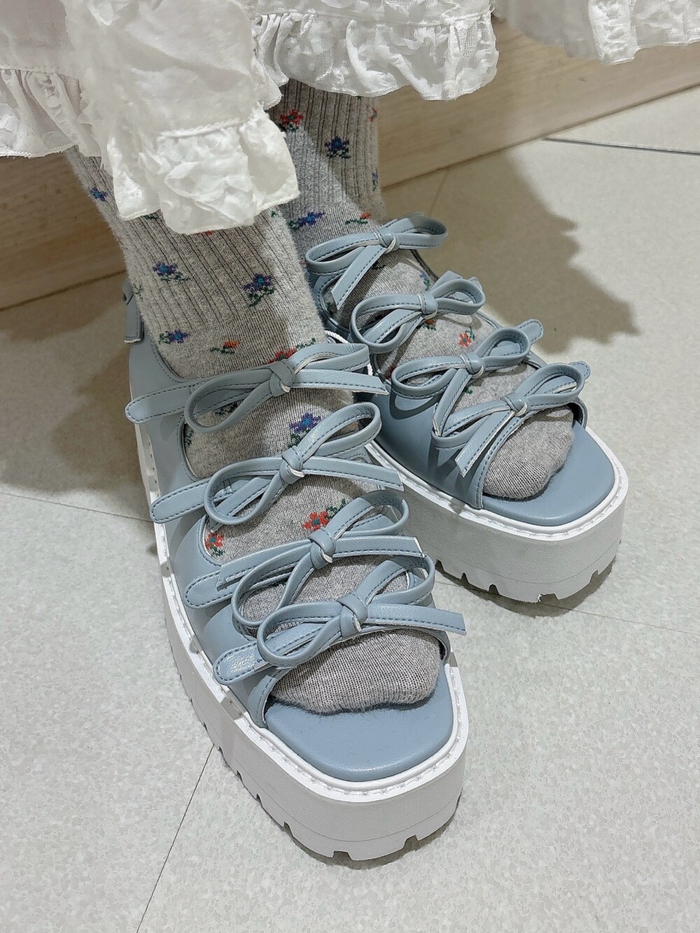 ブルー系のTシャツ/カットソー、ホワイト系のスカート、ブルー系のサンダルを着用したレディースの夏コーディネートの8枚目の写真