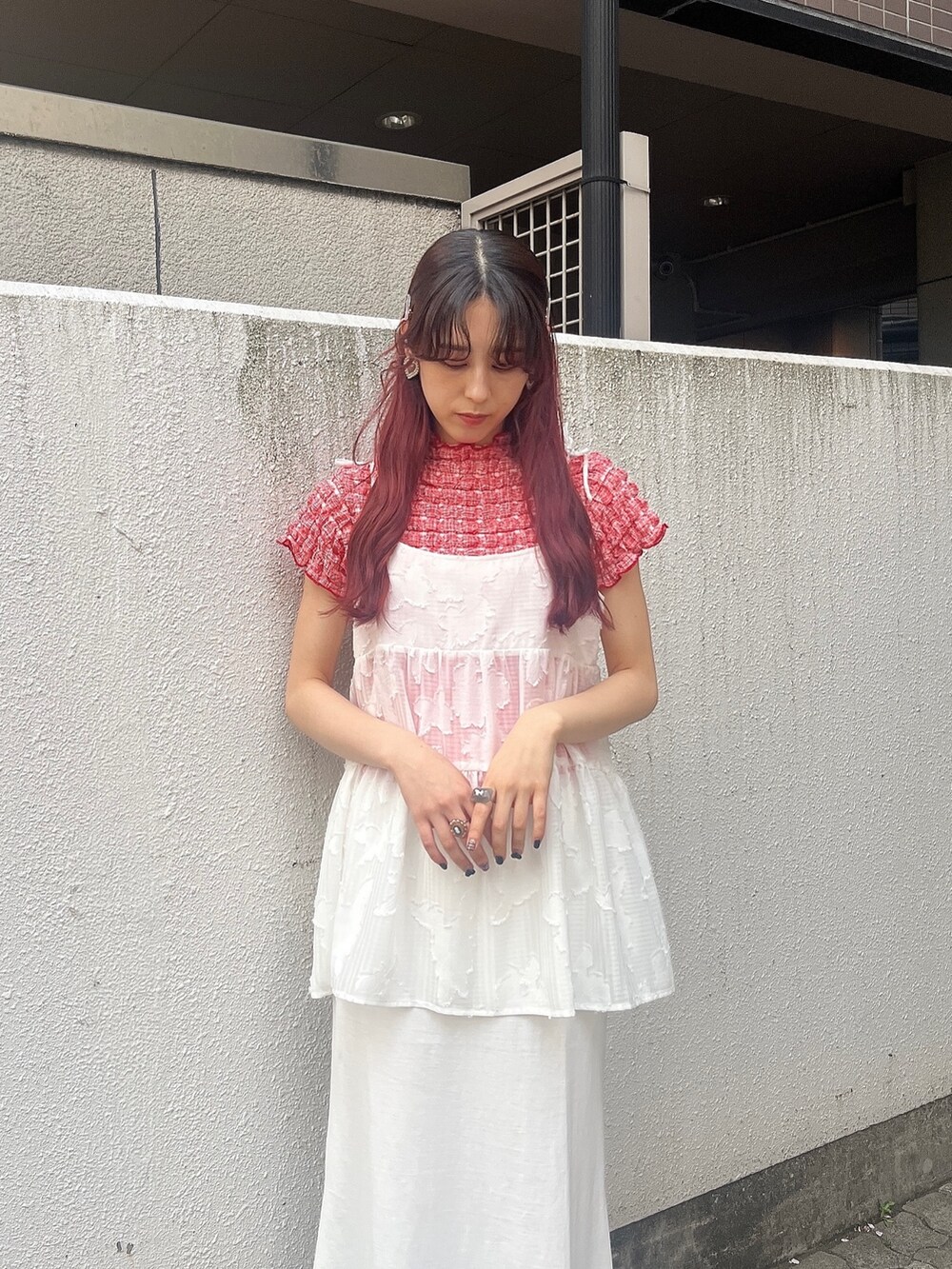 ホワイト系のパンプス、ホワイト系のスカート、ホワイト系のシャツ/ブラウスを着用したレディースの春コーディネートの2枚目の写真