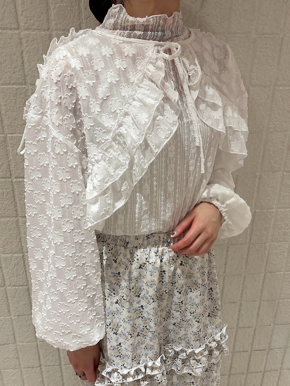 イエロー系のスカート、ホワイト系のスニーカー、ホワイト系のシャツ/ブラウスを着用したレディースの春コーディネートの5枚目の写真