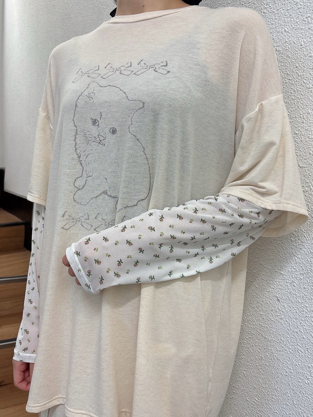 ホワイト系のTシャツ/カットソー、ホワイト系のスカート、ブラウン系のスニーカーを着用したレディースの夏コーディネートの5枚目の写真