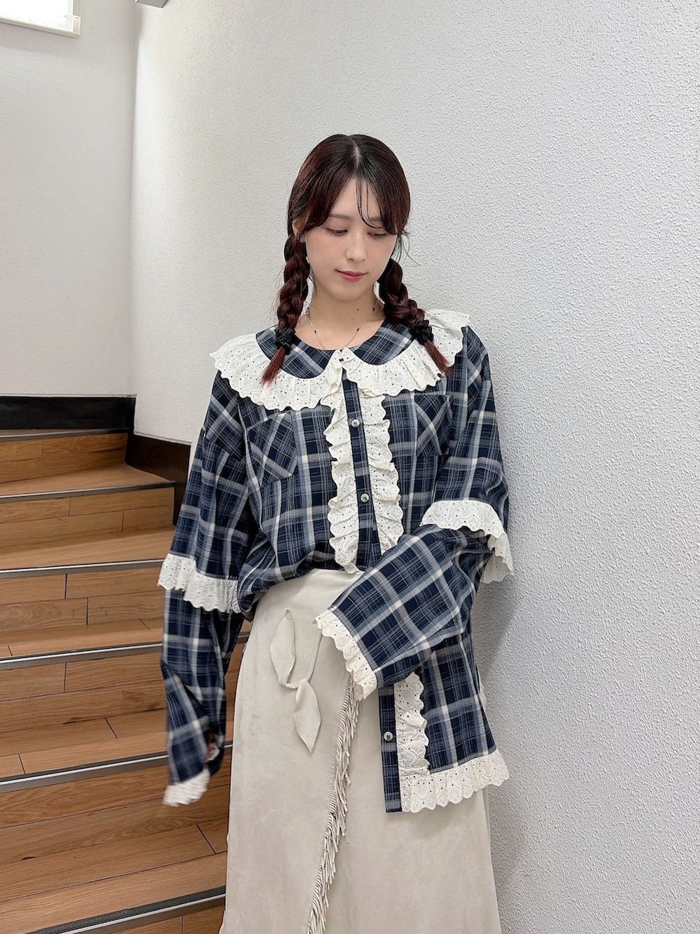ブルー系のシャツ/ブラウス、ホワイト系のスカート、ブラック系のスニーカーを着用したレディースの秋コーディネートの4枚目の写真