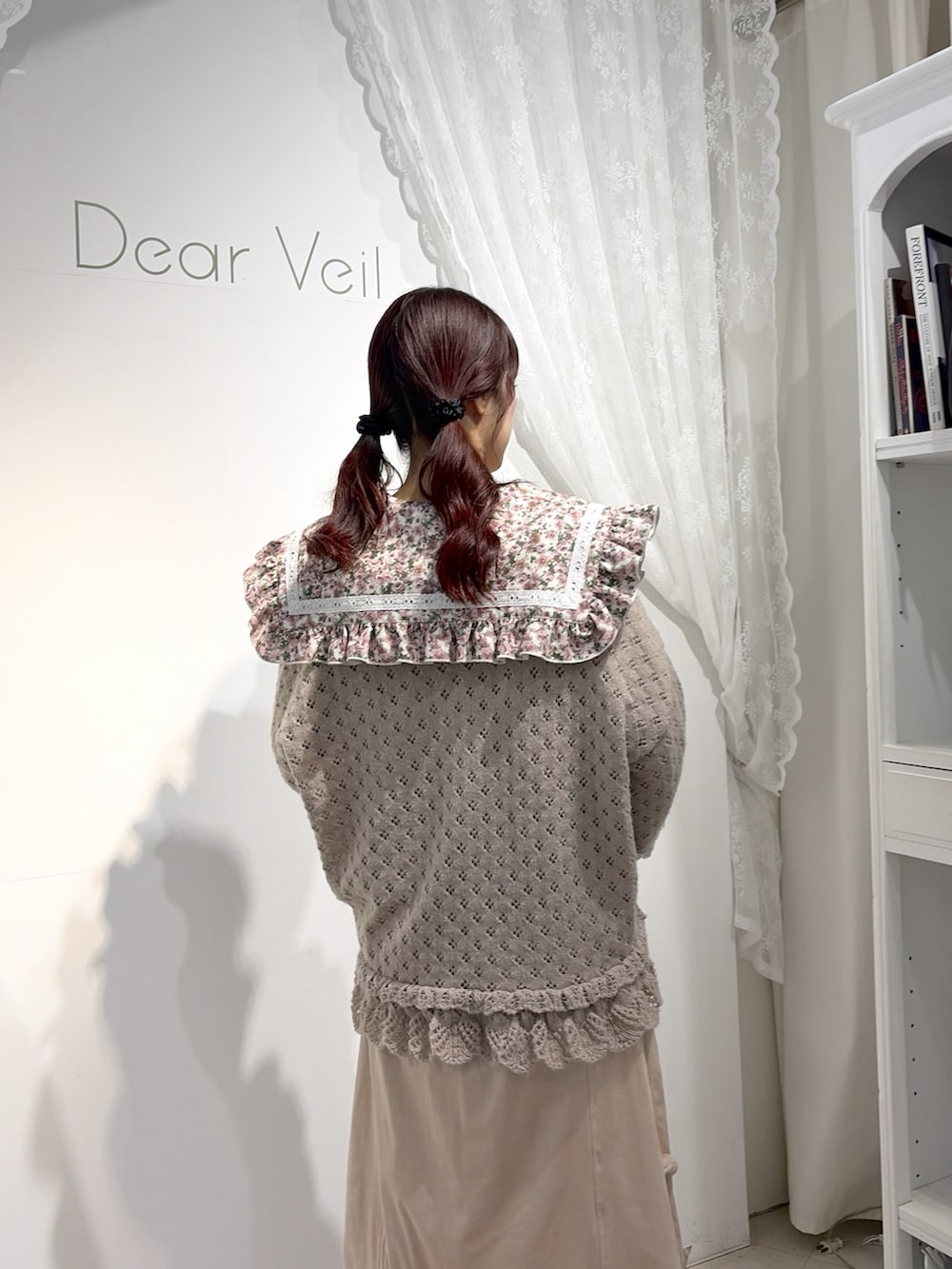 ベージュ系のカーディガン/ボレロ、ピンク系のシャツ/ブラウス、ピンク系のスカートを着用したレディースの夏コーディネートの5枚目の写真
