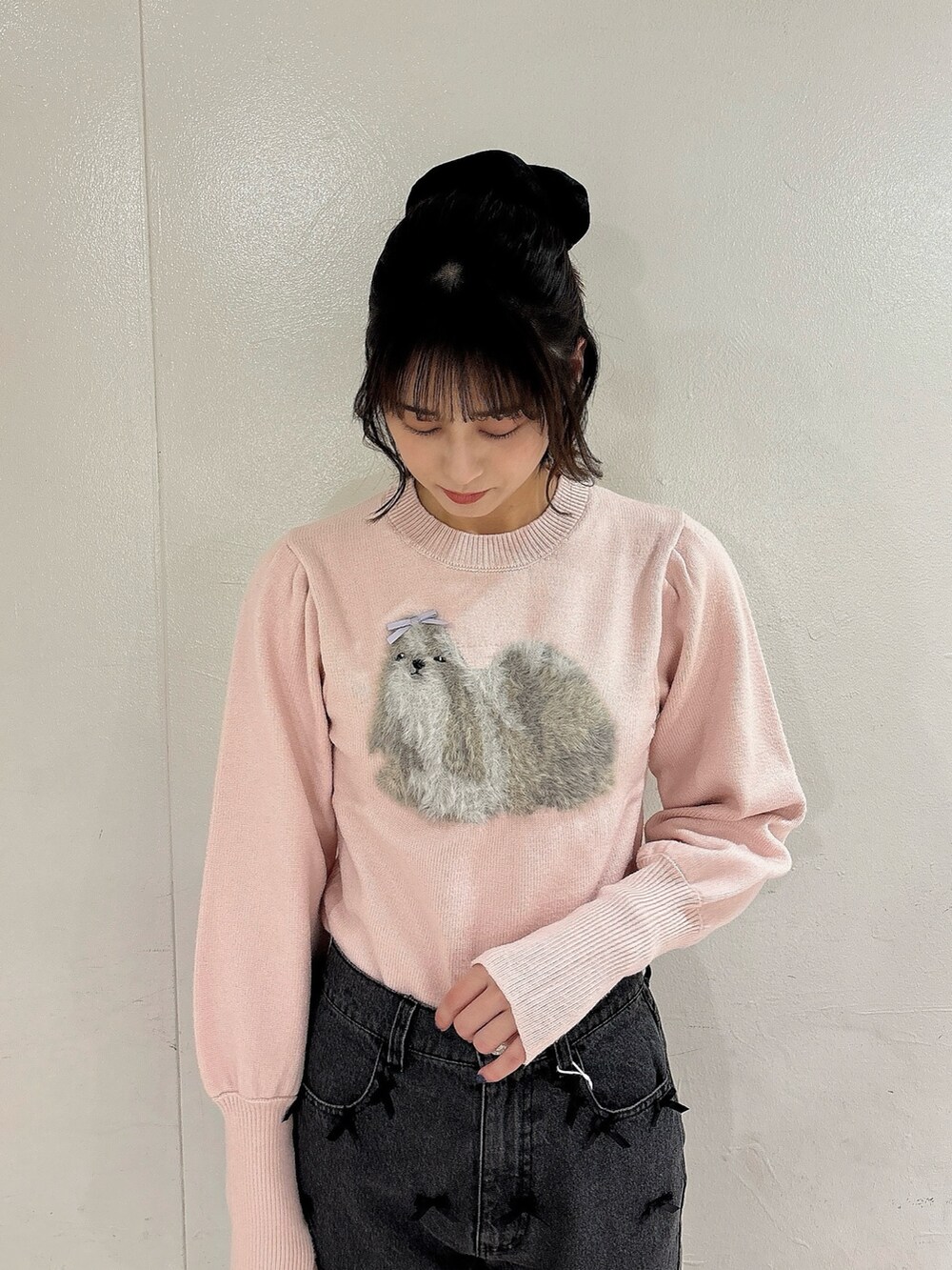 ブラック系のデニムパンツ、シルバー系のバレエシューズ、その他のブルゾンを着用したレディースの秋コーディネートの6枚目の写真