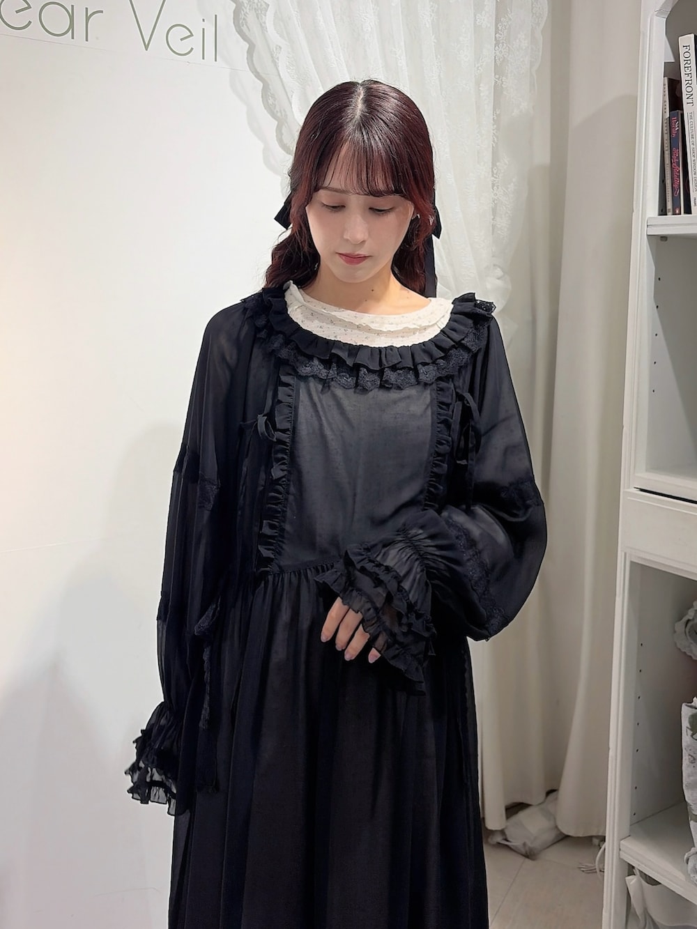 ブラック系のワンピース、ピンク系のワンピース、ブラック系のバレエシューズを着用したレディースの春コーディネートの3枚目の写真