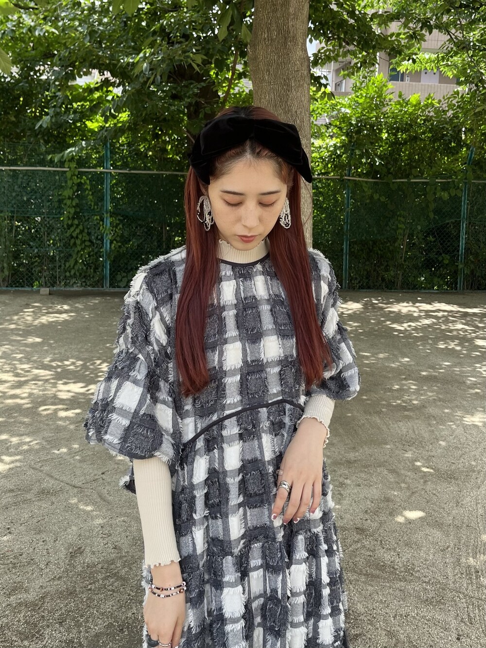 ホワイト系のサンダル、ホワイト系のニット/セーター、その他のワンピースを着用したレディースの夏コーディネートの4枚目の写真