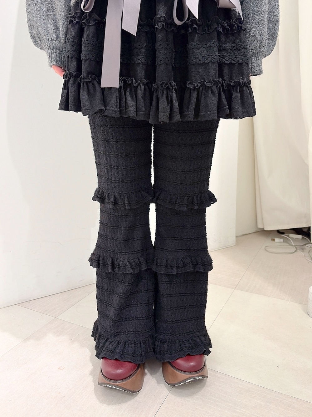 グレー系のカーディガン/ボレロ、ブラック系のその他パンツ、ブラック系のスカートを着用したレディースの夏コーディネートの7枚目の写真