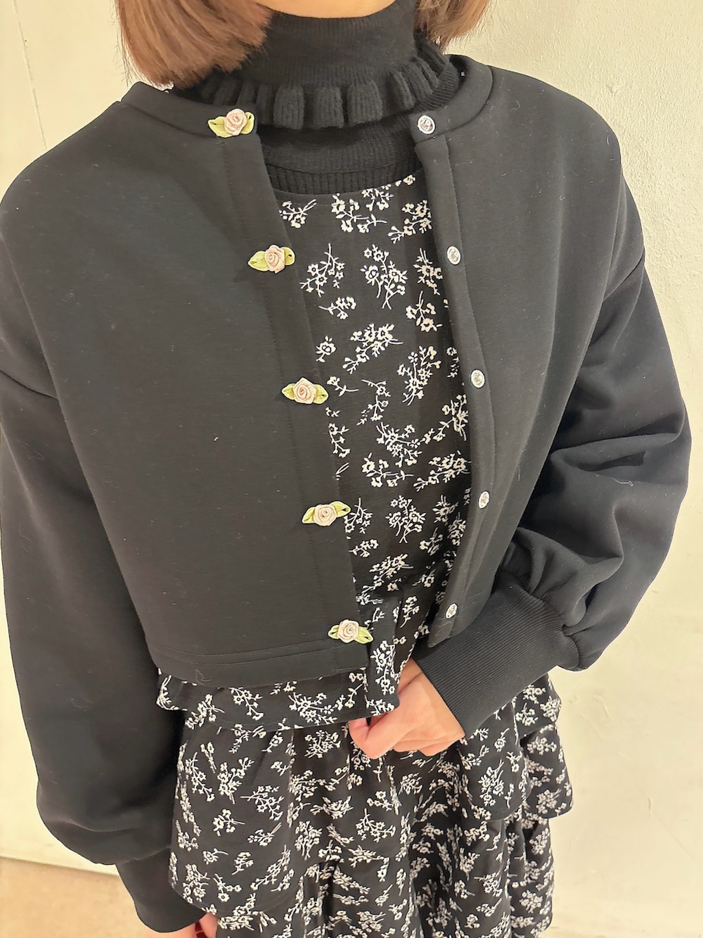 ブラック系のワンピース、ブラック系のパンプス、ブラック系のカーディガン/ボレロを着用したレディースの冬コーディネートの5枚目の写真