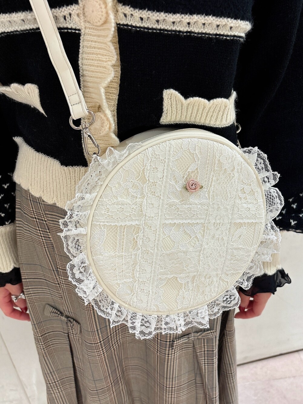 ブラック系のカーディガン/ボレロ、ブラック系のTシャツ/カットソー、ホワイト系のショルダーバッグを着用したレディースの秋コーディネートの5枚目の写真