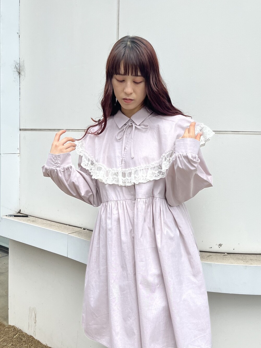 ブラック系のその他パンツ、ホワイト系のパンプス、ピンク系のワンピースを着用したレディースの春コーディネートの2枚目の写真