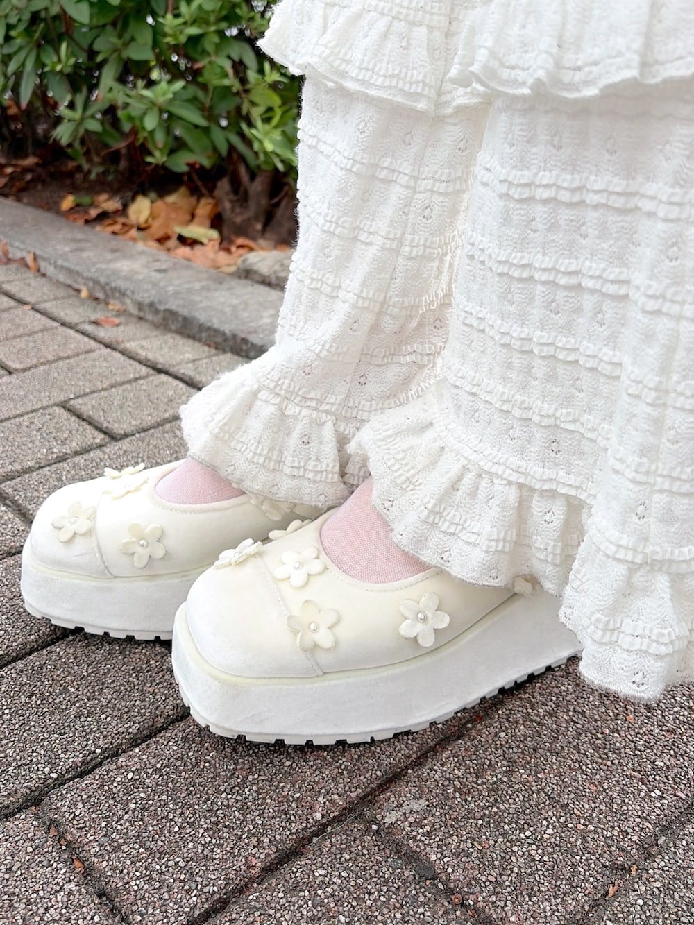 ホワイト系のシャツ/ブラウス、ピンク系のカーディガン/ボレロ、ホワイト系のニット/セーターを着用したレディースの秋コーディネートの9枚目の写真