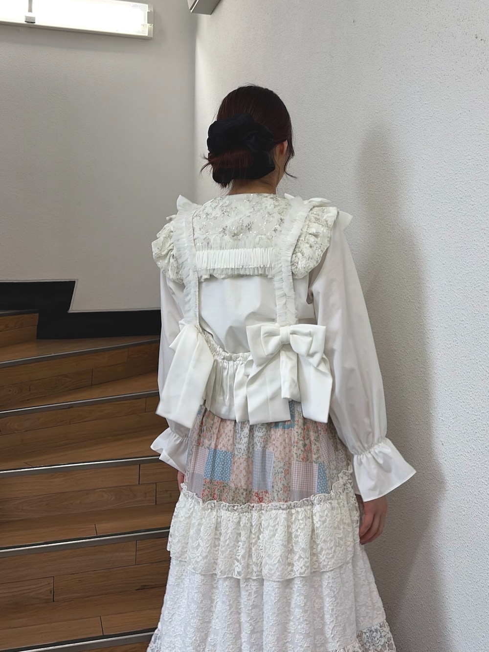 ホワイト系のシャツ/ブラウス、ピンク系のスカート、ブルー系のハンドバッグを着用したレディースの夏コーディネートの5枚目の写真