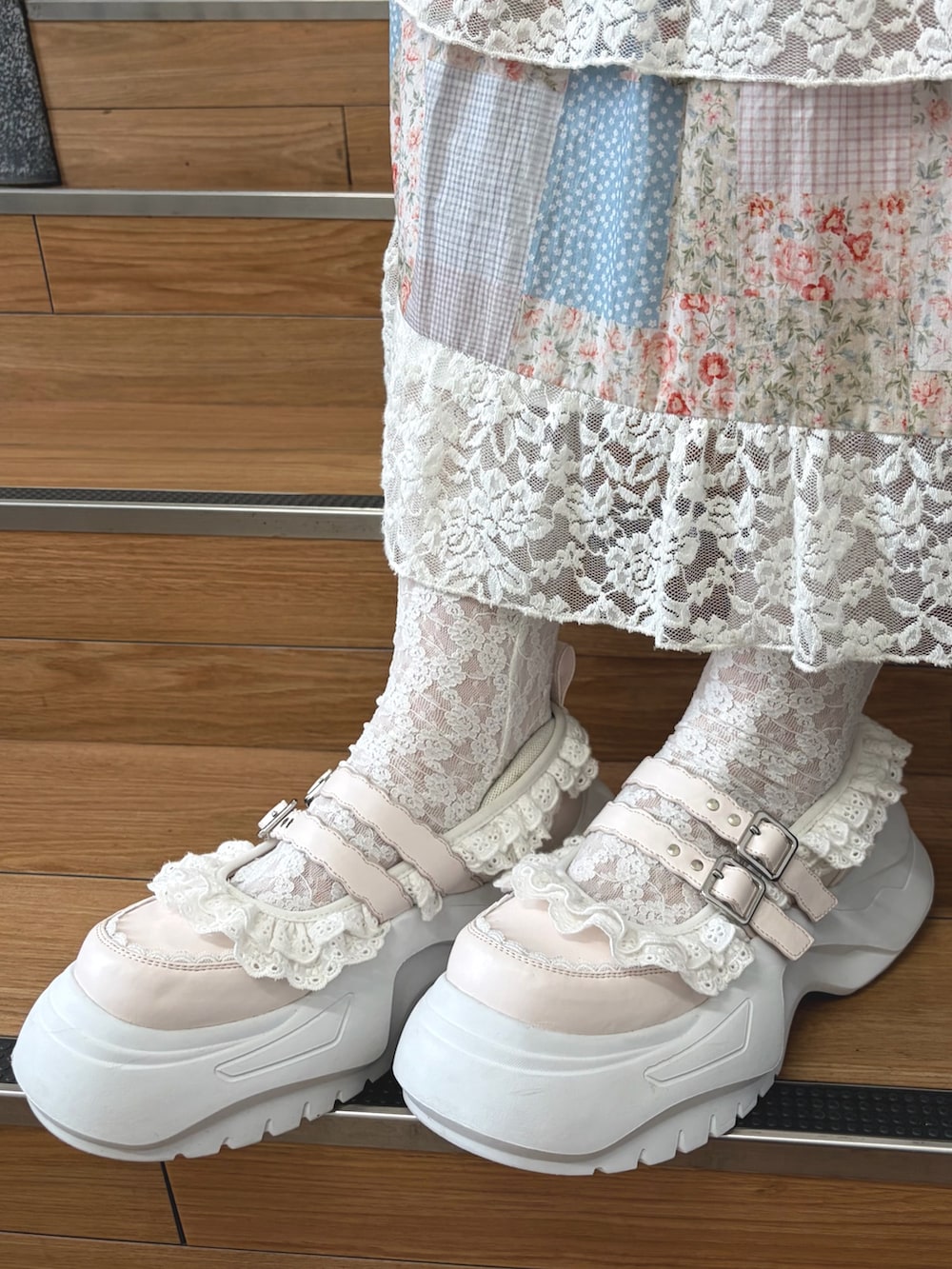 ホワイト系のシャツ/ブラウス、ピンク系のスカート、ブルー系のハンドバッグを着用したレディースの夏コーディネートの9枚目の写真