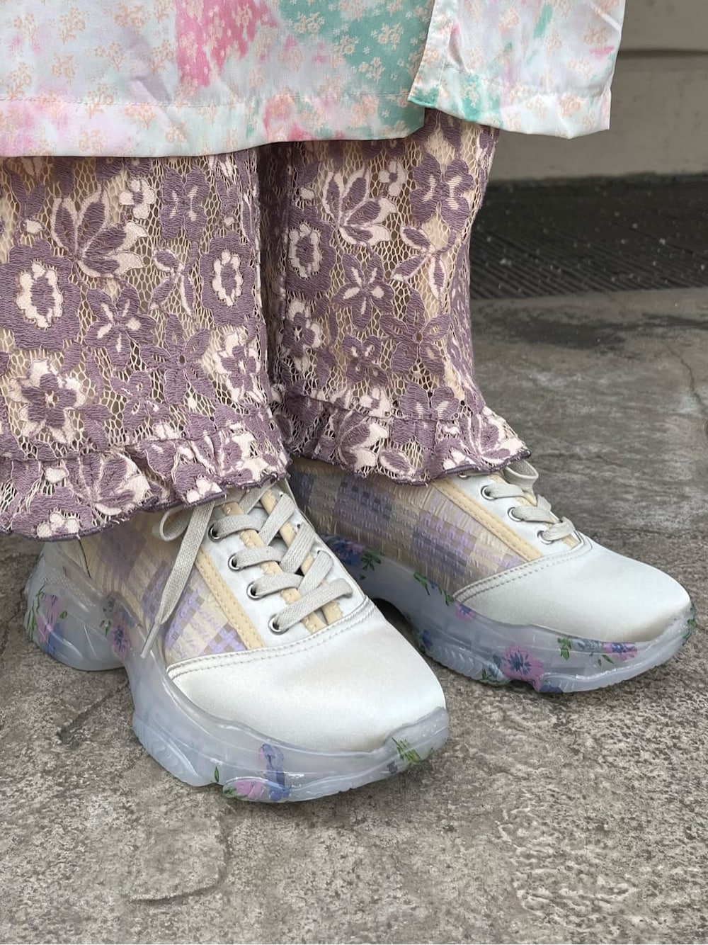 ピンク系のワンピース、パープル系のその他パンツ、ホワイト系のスニーカーを着用したレディースの冬コーディネートの3枚目の写真