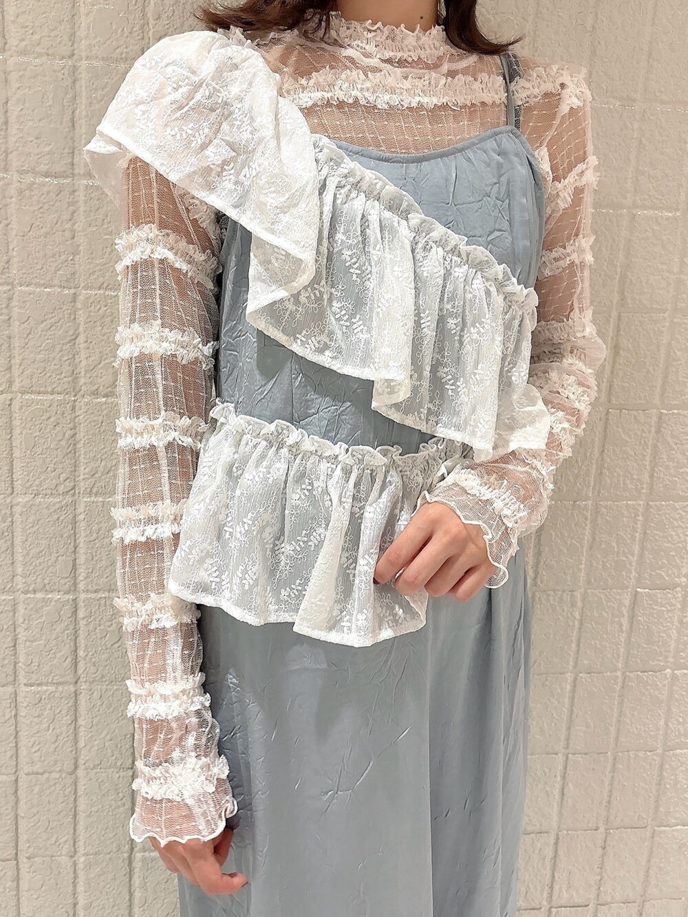 ブルー系のワンピース、ホワイト系のTシャツ/カットソー、ブラック系のバレエシューズを着用したレディースの夏コーディネートの5枚目の写真