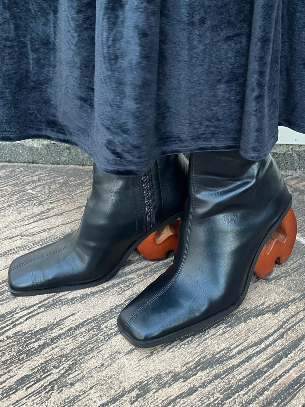 ブラック系のブーツ、ブラック系のスカート、ブラック系のブーツを着用したレディースの秋コーディネートの3枚目の写真