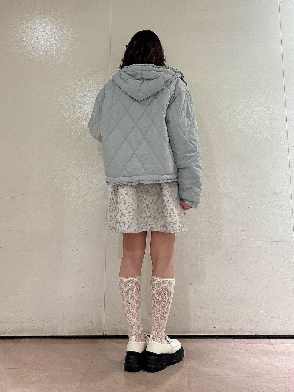 ホワイト系のワンピース、ホワイト系のローファー、ブルー系のダウンジャケット/コートを着用したレディースの冬コーディネートの2枚目の写真