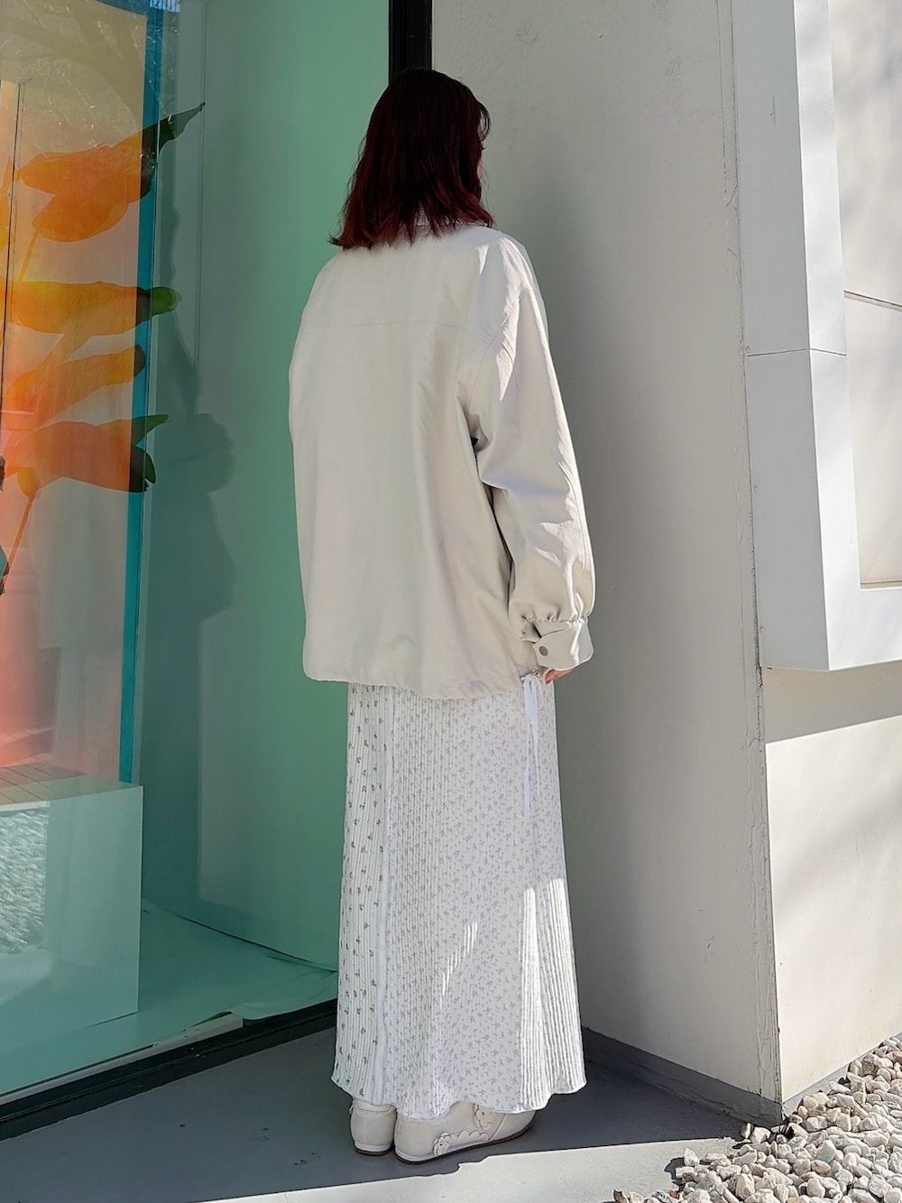 ホワイト系のブルゾン、ホワイト系のスウェット、パープル系のスカートを着用したレディースの冬コーディネートの2枚目の写真