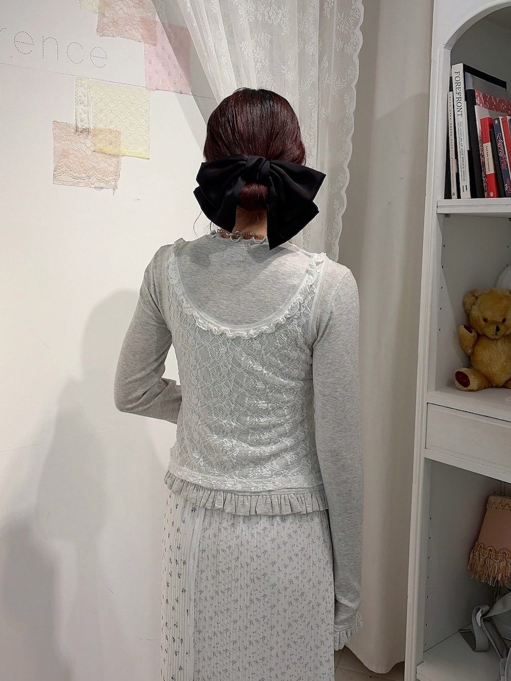 グレー系のTシャツ/カットソー、ピンク系のスカート、ブルー系のスニーカーを着用したレディースの冬コーディネートの4枚目の写真