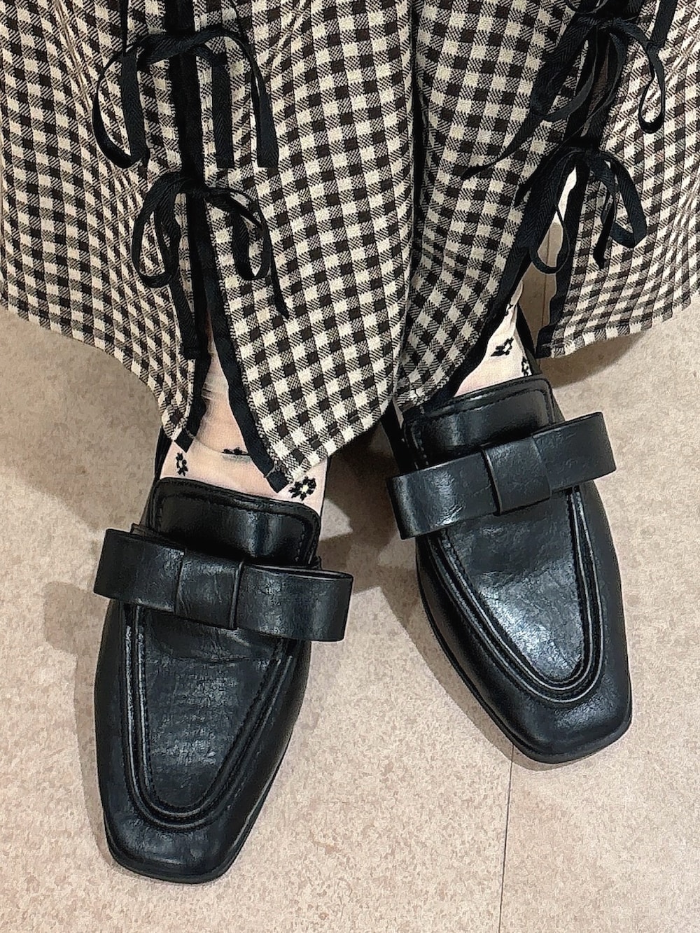 ブラック系のデニムジャケット、ブラック系のTシャツ/カットソー、ブラウン系のスラックスを着用したレディースの夏コーディネートの7枚目の写真