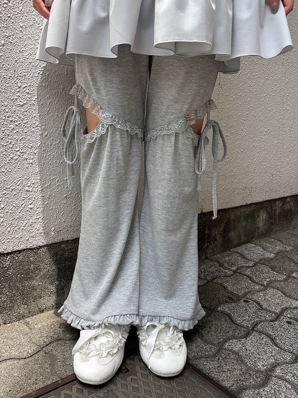 ブルー系のワンピース、グレー系のスウェットパンツ、ホワイト系のスニーカーを着用したレディースの春コーディネートの6枚目の写真
