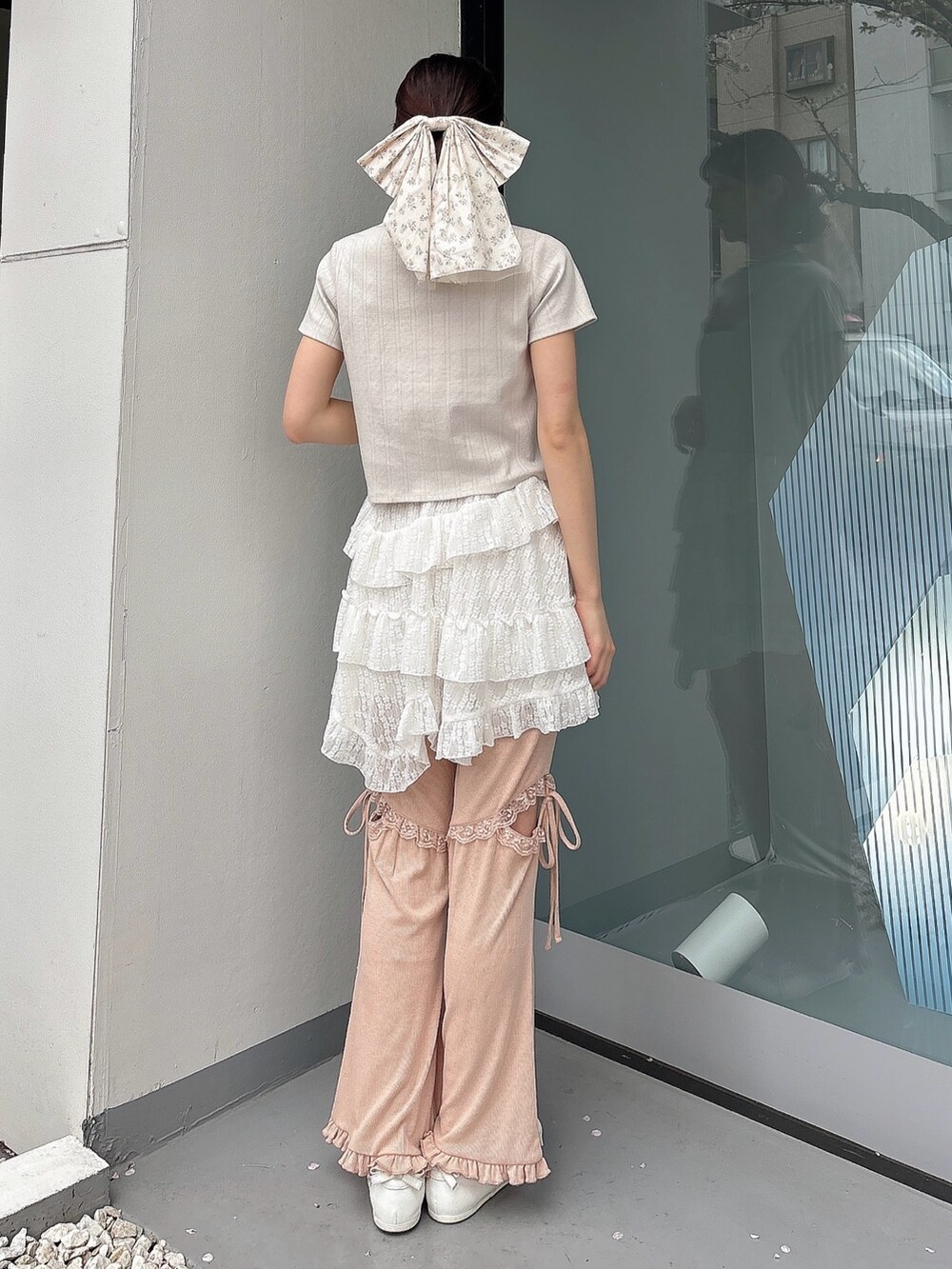 グレー系のTシャツ/カットソー、ホワイト系のスカート、ピンク系のスウェットパンツを着用したレディースの春コーディネートの2枚目の写真