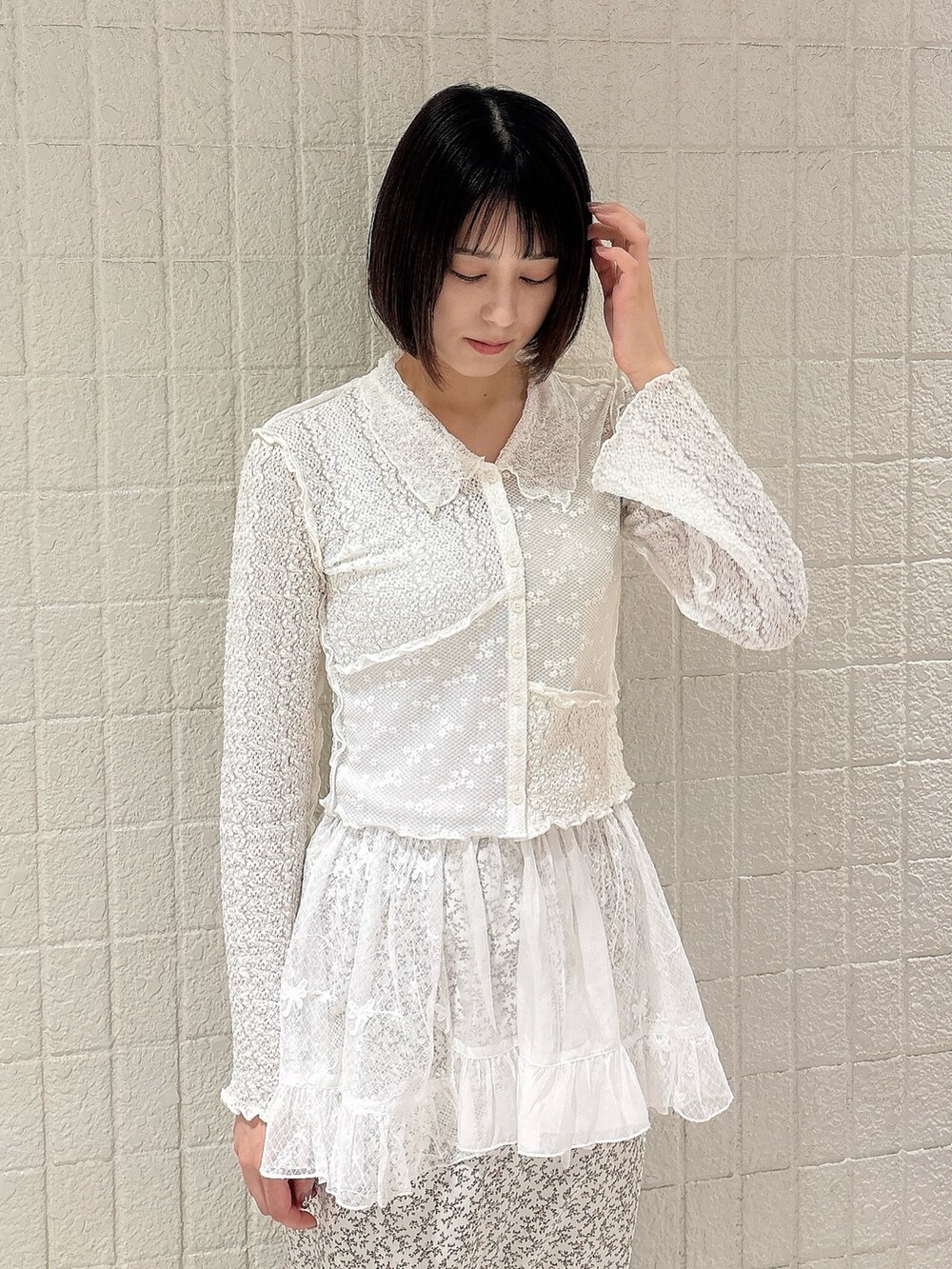 ホワイト系のカーディガン/ボレロ、ホワイト系のスカート、ホワイト系のスカートを着用したレディースの冬コーディネートの3枚目の写真