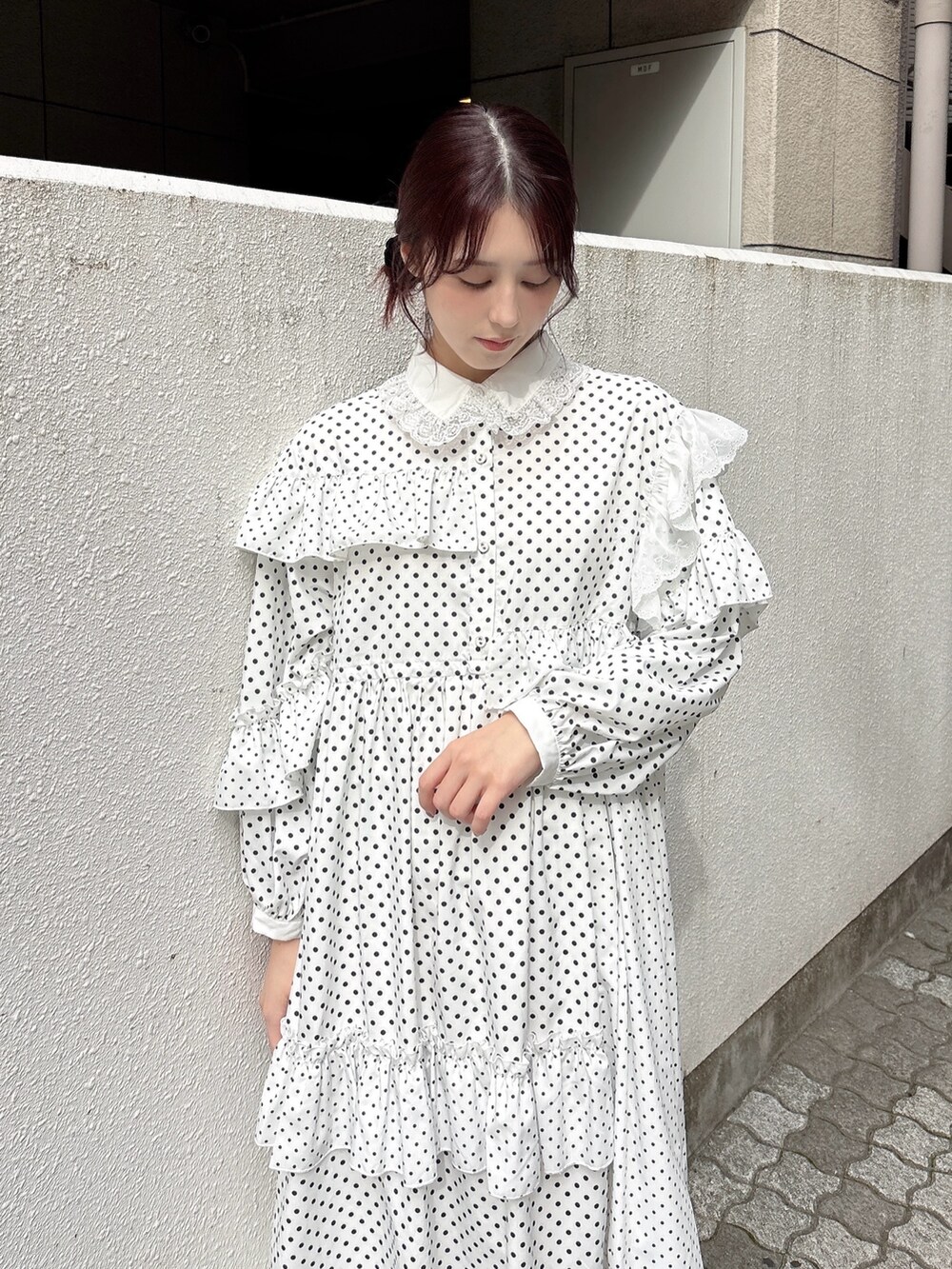 ホワイト系のワンピース、ピンク系のその他パンツ、ホワイト系のローファーを着用したレディースの秋コーディネートの3枚目の写真