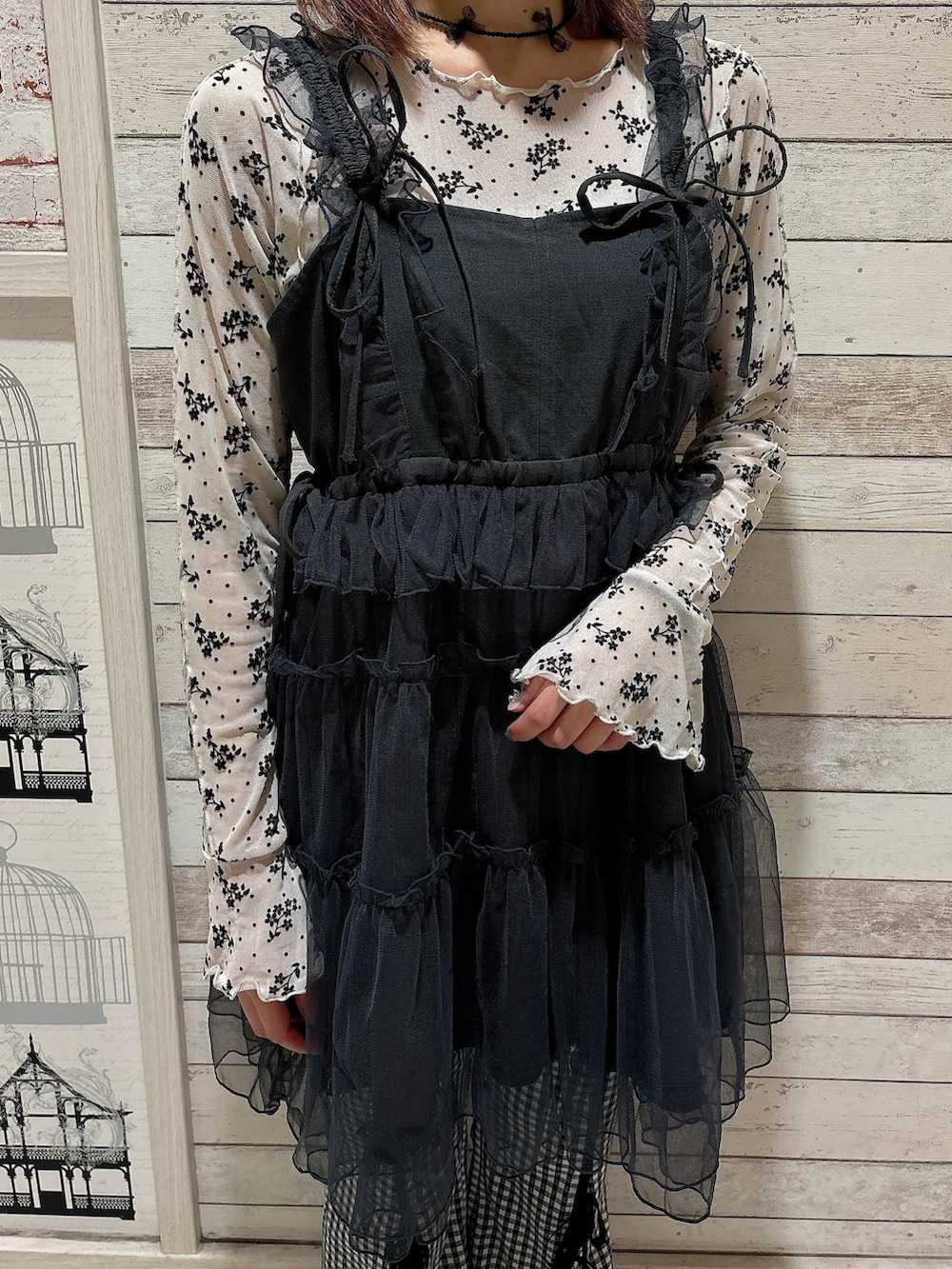 グレー系のワンピース、ホワイト系のTシャツ/カットソー、ブラック系のスラックスを着用したレディースの夏コーディネートの5枚目の写真