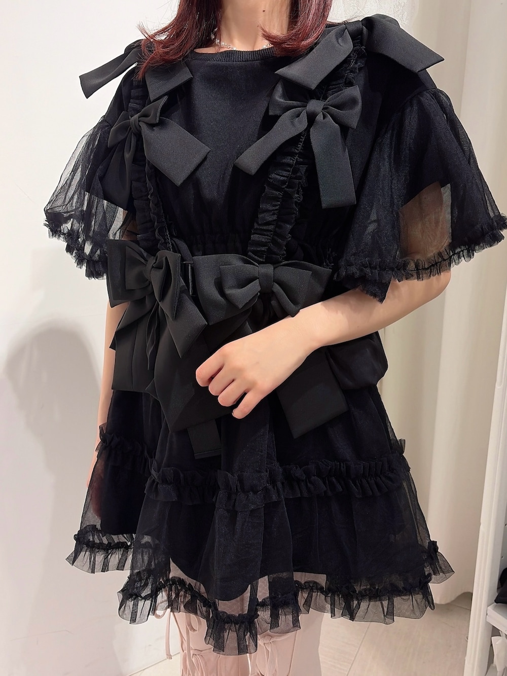 ブラック系のワンピース、ピンク系のその他パンツ、ブラック系のバレエシューズを着用したレディースの春コーディネートの5枚目の写真