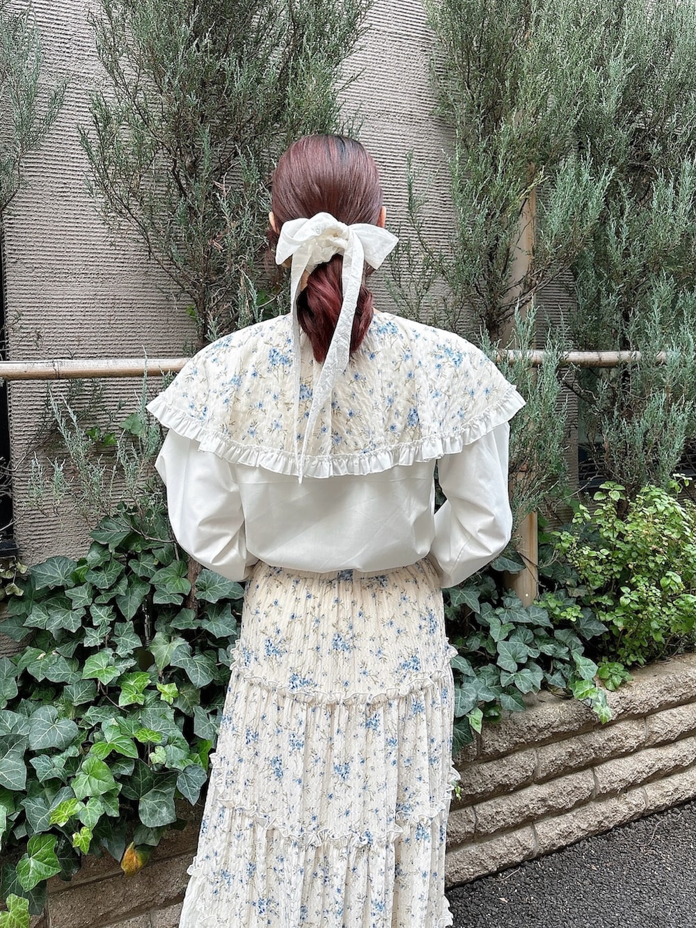 ブルー系のシャツ/ブラウス、ブルー系のスカート、ホワイト系のバレエシューズを着用したレディースの冬コーディネートの3枚目の写真
