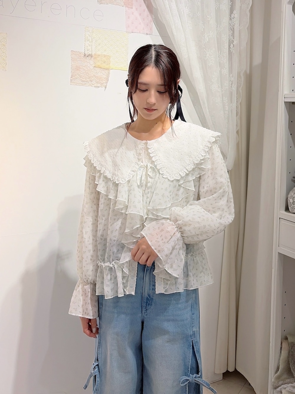 ホワイト系のシャツ/ブラウス、ブルー系のカーディガン/ボレロ、ブルー系のデニムパンツを着用したレディースの冬コーディネートの3枚目の写真