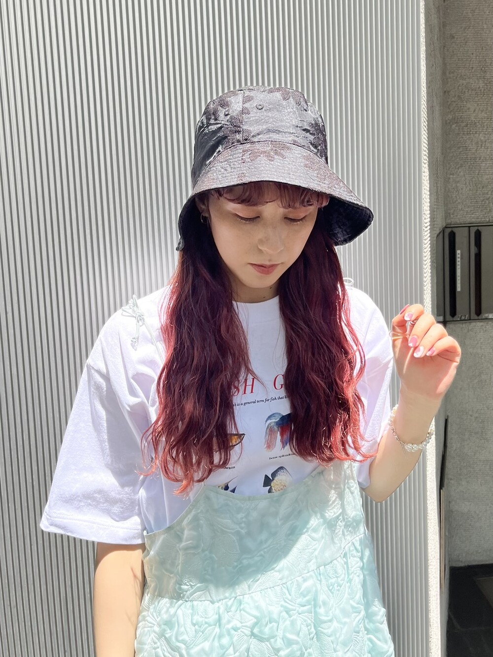 ベージュ系のサンダル、ブルー系のワンピース、ホワイト系のTシャツ/カットソーを着用したレディースの夏コーディネートの3枚目の写真