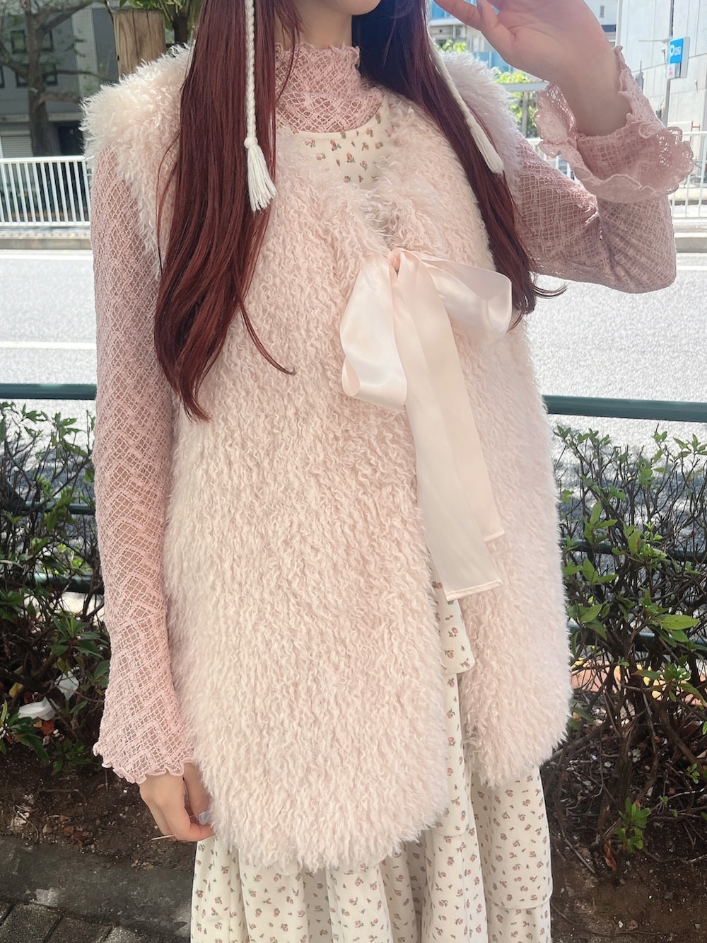 ピンク系のTシャツ/カットソー、ホワイト系のジャンパースカート、ベージュ系のスニーカーを着用したレディースの秋コーディネートの3枚目の写真